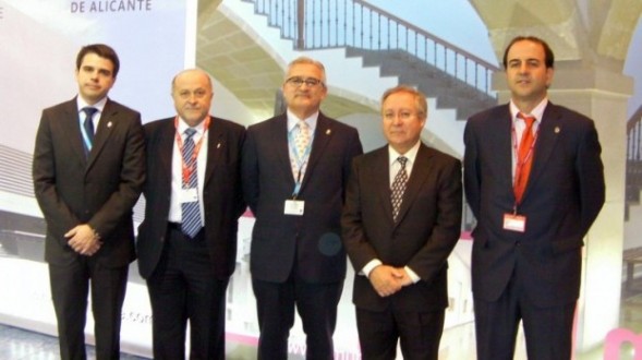 De izq. a dcha., el concejal de Fiestas, nuestro presidente, el alcalde de Crevillent, el presidente de la Semana Santa y el concejal de Turismo De izq. a dcha., el concejal de Fiestas, nuestro presidente, el alcalde de Crevillent, el presidente de la Semana Santa y el concejal de Turismo