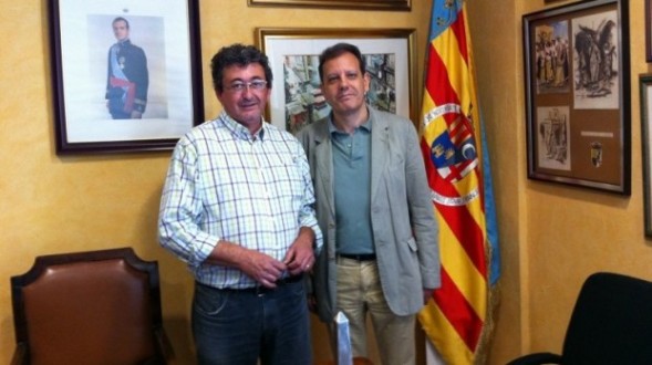 Fernando Rueda visit� nuestro casal y firm� en el Libro de Honor
