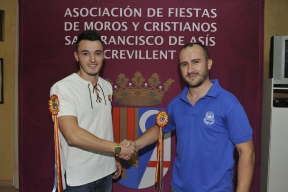 Los ganadores posan tras la entrega de la escarapela