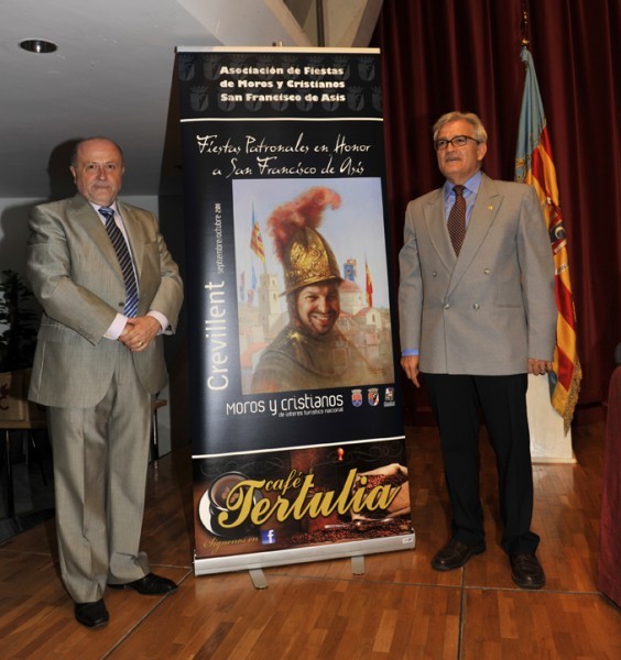 Momento en el que el Alcalde y nuestro Presidente desvelan el cartel de este a�o
