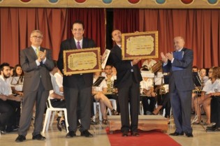 El Alcalde de Crevillent y nuestro Presidente hacen entrega de las placas conmemorativas